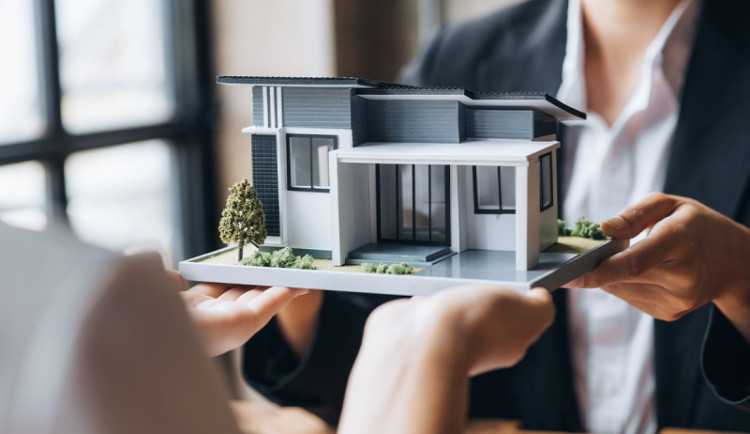 Ceny nemovitostí zase rostou. Hypotéky sice klesají, ale nestojí to za řeč.