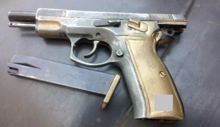 Namol opilý muž usnul v Brně před vchodem do domu. U nohou se mu povalovala zbraň