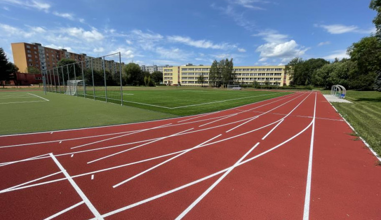 Trutnov dokončil rekonstrukci sportovního hřiště. Bude sloužit i veřejnosti