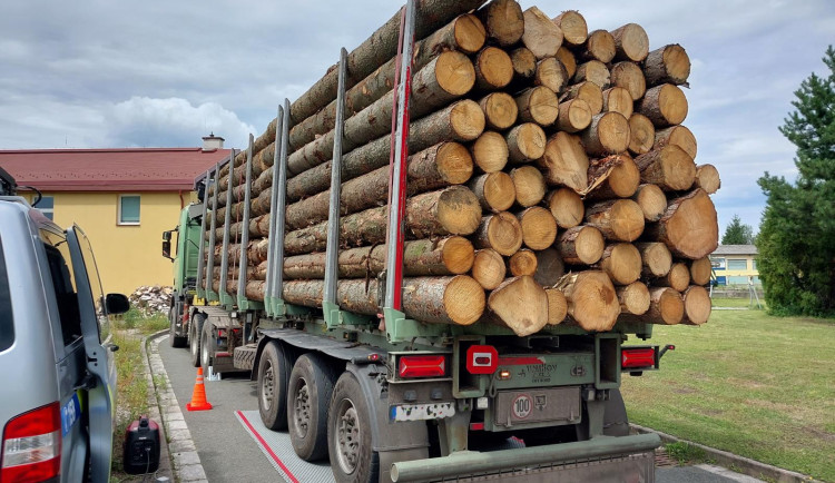 Policejní kontrola na silnicích Královéhradeckého kraje odhalila téměř 200 přestupků