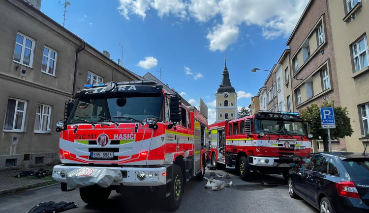 Požár domu v Jičíně si vyžádal lidský život. Další dva jsou ve vážném stavu