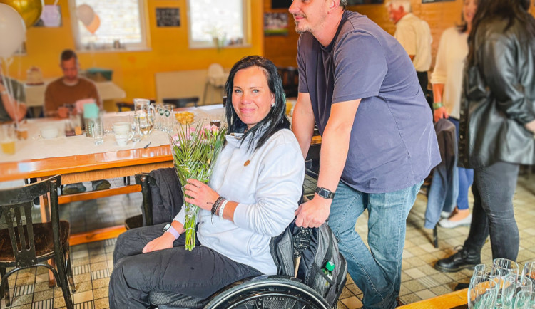 Zuzka skončila po nepovedeném zákroku na vozíku. Aby mohla aspoň chvíli zase stát, potřebuje pomůcku za tři sta tisíc.