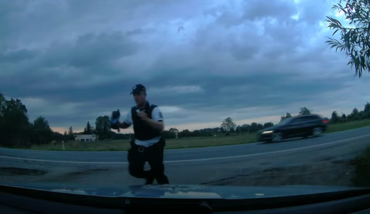 VIDEO: Řidič Superbu se kolem hlídky prohnal stodevadesátkou. Přišel o papíry