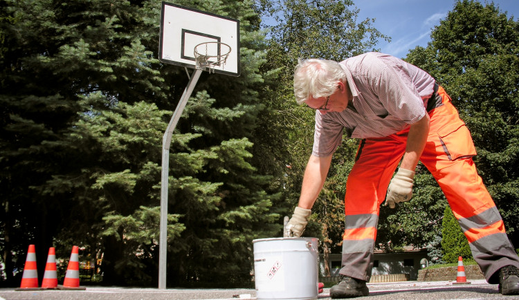 Hradec Králové nechal obnovit staré betonové plochy. Nyní opět slouží jako hřiště