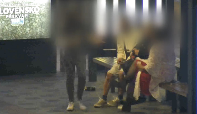 VIDEO: Mladík chtěl v Brně pomoci dívce a půjčil jí telefon. Ta si ho dala mezi prsa a odešla