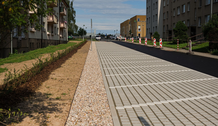Zborovská ulice v Hořicích má nový povrch i parkovací místa