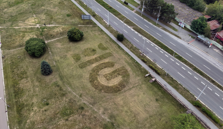 Hradec Králové se vyžívá v mozaikovém sekaní. U Brněnské vzniklo velké městské logo