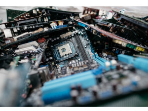 Každoročně vznikne 62 milionů tun elektroodpadu! Jeho objem má snížit „právo na opravu“