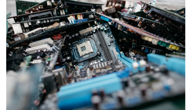 Každoročně vznikne 62 milionů tun elektroodpadu! Jeho objem má snížit „právo na opravu“