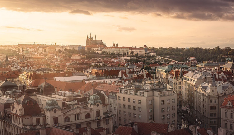Podle dnes zveřejněného předběžného odhadu vzrostl hrubý domácí produkt (HDP) ve 2. čtvrtletí mezičtvrtletně o 0,3 % a meziročně o 0,4 %