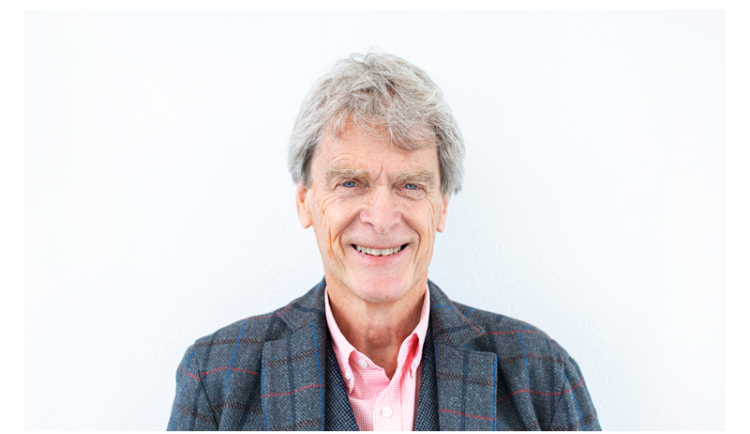 Za reklamu dostal jako jediný vyznamenání od královny. Letos sir John Hegarty poprvé vystoupí v Praze