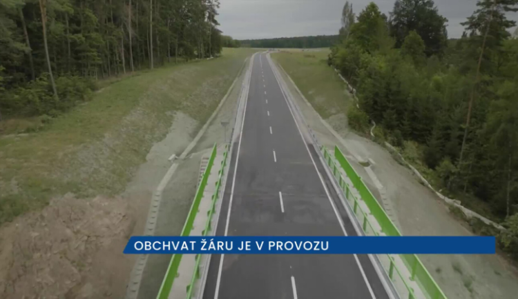 Řidiči jezdí po nově otevřeném obchvatu Žáru, nová a bezpečná silnice zkrátí cestu