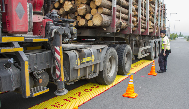 Policisté na Jesenicku od dubna vážili kamiony. Skoro každý třetí překročil hmotnostní limit