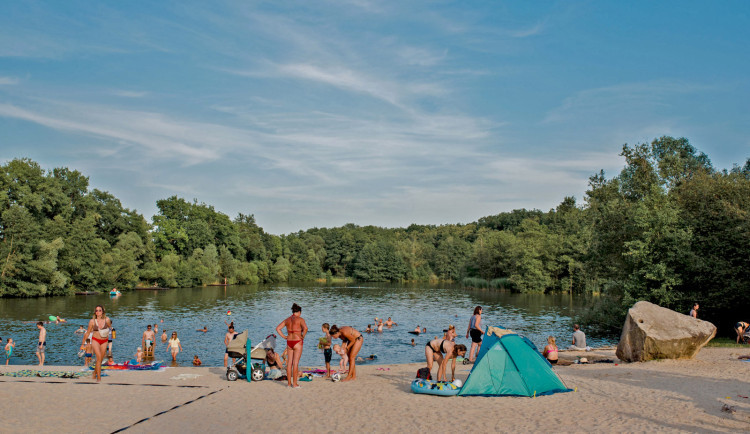 Hygienici zakázali koupání v přírodním koupališti v Sedmihorkách. Ve vodě jsou sinice