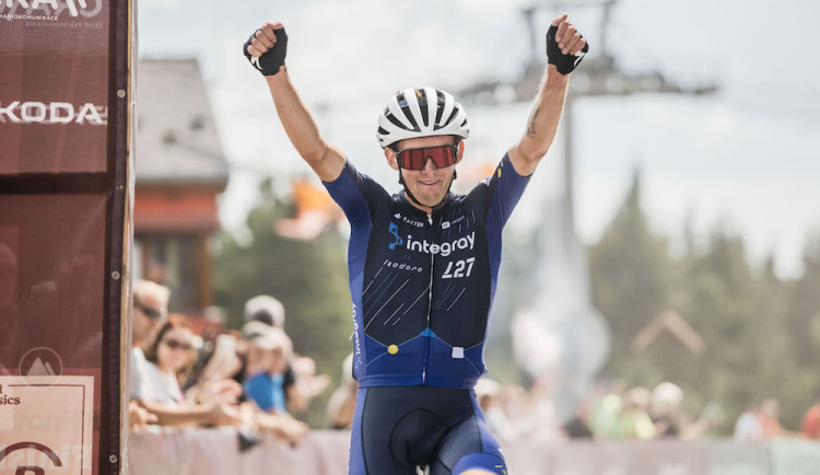 Krušné hory žily cyklistikou. Stovky cyklistů dobyly s Road Classics Klínovec.