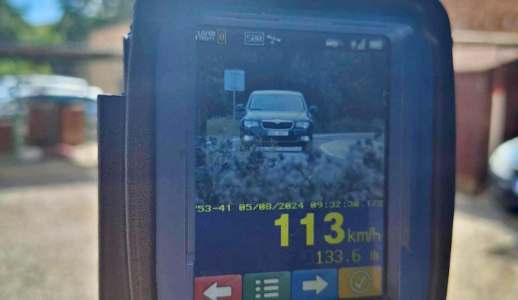 Řidič se hnal přes Milovice rychlostí přes sto kilometrů v hodině, policie ho stopla na padesátce