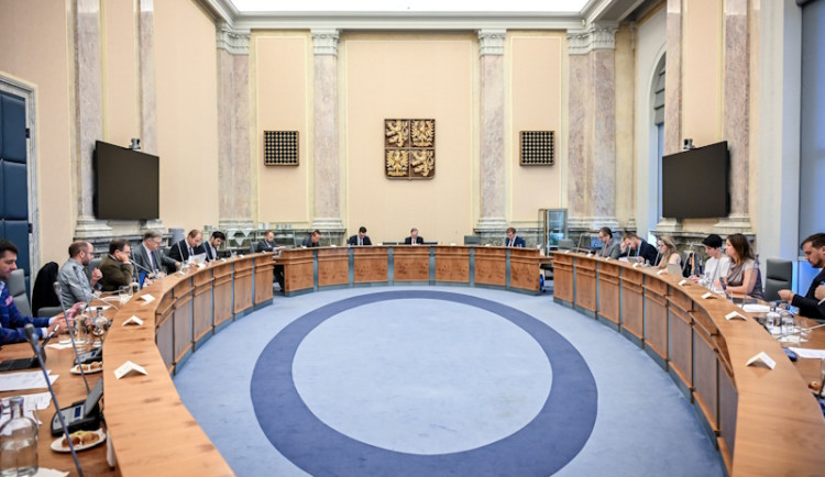 Zálohy na PET lahve? Hladíkova novela tvrdě narazila. O dopadech na lidi a obce je třeba mluvit pravdu, zní z Legislativní rady vlády