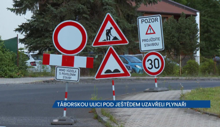 Táborskou ulici pod Ještědem uzavřeli plynaři, řidiči se musí obrnit trpělivostí