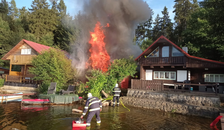 Požár v chatové oblasti u Děpoltovického rybníku. Oheň zničil jednu z chat