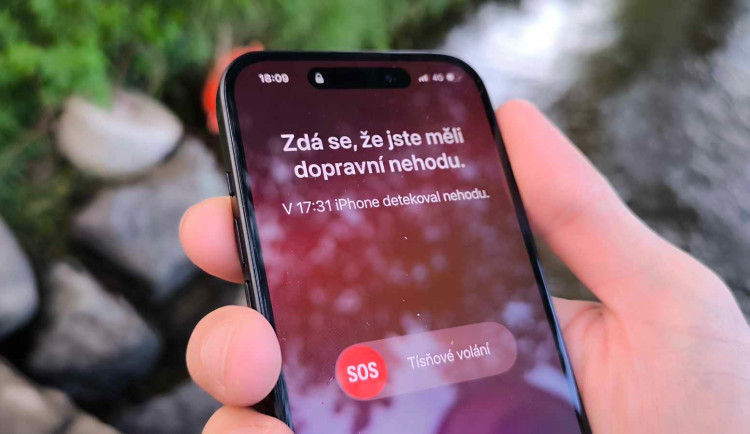 Vodáci se na Ohři převrátili, pak odpluli. Telefon jednoho z nich na místo zavolal hasiče