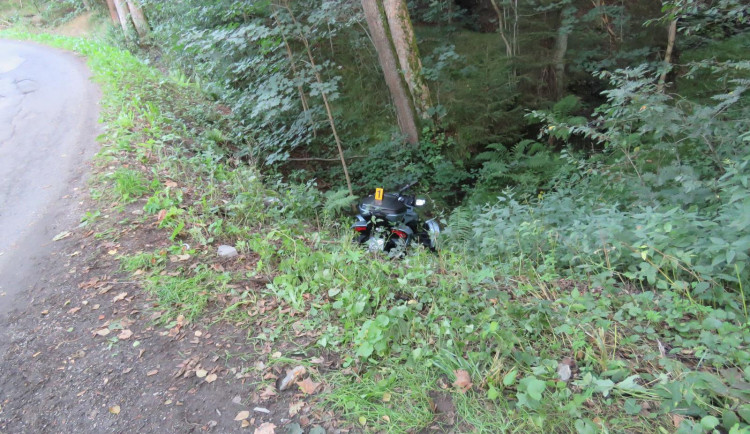 Půjčil si tříkolku a vyrazil na vyjížďku. Ta skončila pádem