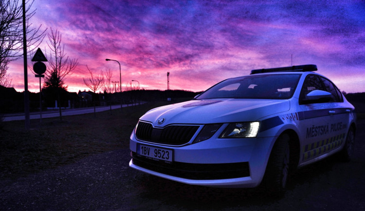 Žena v Brně vystoupila z nastartovaného auta, protože musela na záchod. Vůz pak na místě zapomněla