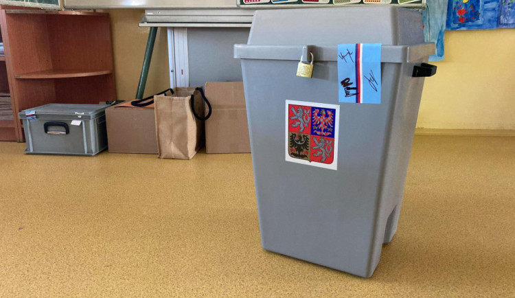 size4-16337049001455-207-volby-2021-volebni-mistnosti-v-zs-snp-v-hradci-kralove