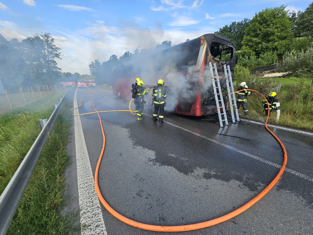 Ve Fulneku na Novojičínsku ve středu hořel autobus, cestující naštěstí nepřevážel