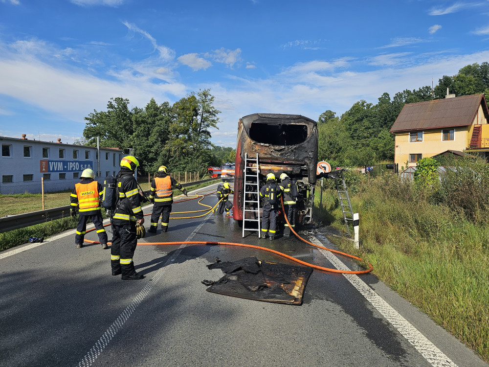 Ve Fulneku na Novojičínsku ve středu hořel autobus, cestující naštěstí nepřevážel