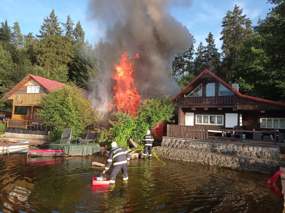 Požár v chatové oblasti u Děpoltovického rybníku. Oheň zcela zničil jednu z chat