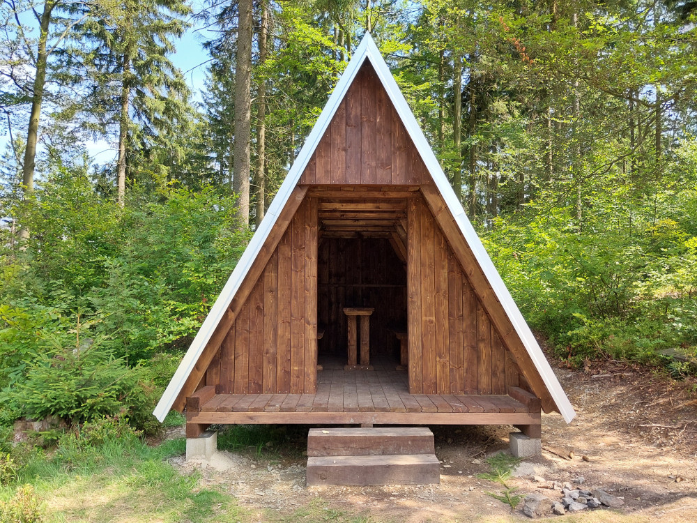 V Jizerských horách slouží turistům nová útulna nazvaná Trávník