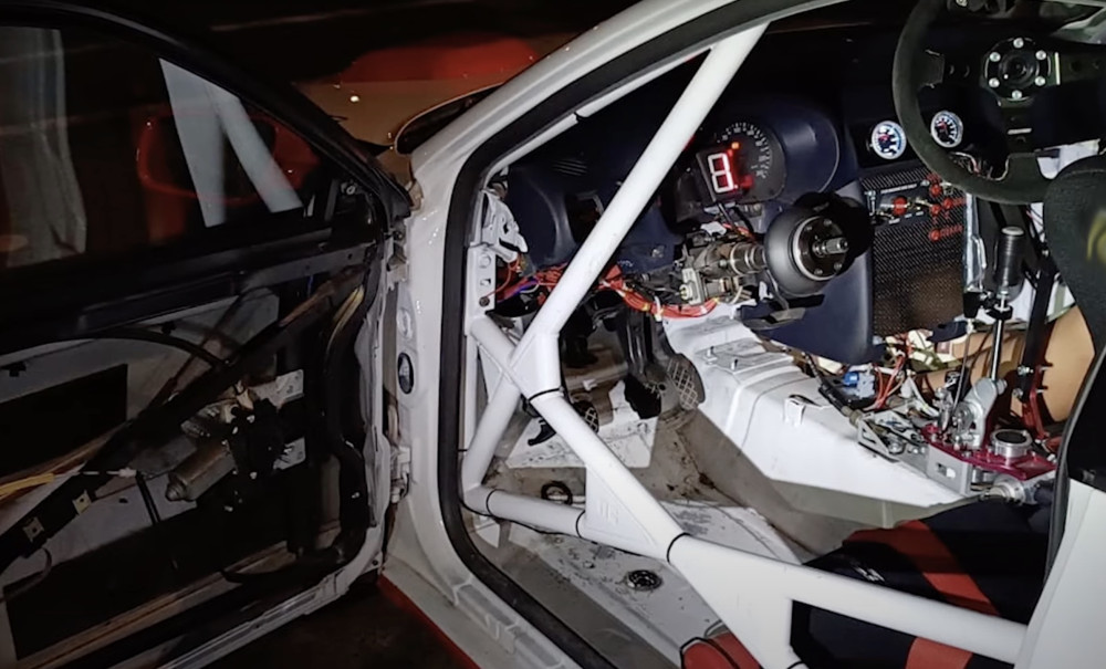 VIDEO: Mladík přetunil svůj vůz. Policisté mu na jeho chloubě napočítali přes třicet závad