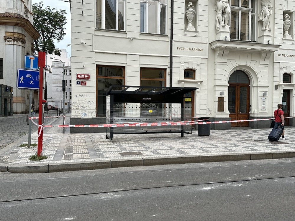Podle statika mohly pád římsy v Lazarské způsobit i vibrace tramvají. Praha 1 nařídila na budově zabezpečovací práce