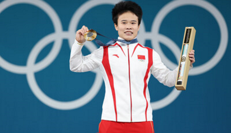 Hou Zhihuiová ze vzpěračského týmu Hunan Zoomlion překonala na olympijských hrách v Paříži stávající olympijský rekord a získala zlatou medaili