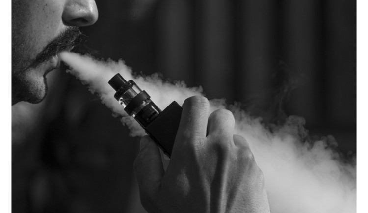 Ministerstvo zdravotnictví připravuje změnu vyhlášky, která by v Česku zcela znemožnila prodej elektronických cigaret