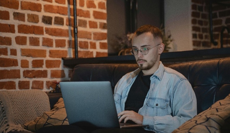 Terapeutické programy založené na kognitivně-behaviorální terapii mají vědecky potvrzenou účinnost při léčbě mírných až středně těžkých příznaků nejen deprese a úzkosti