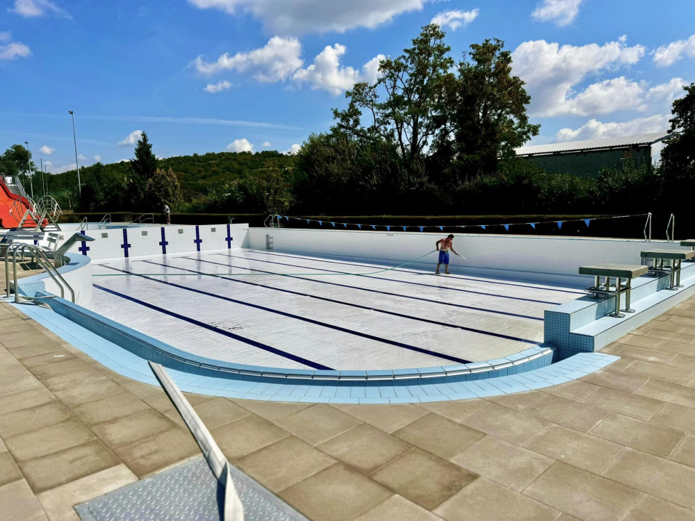 Lidé v Hustopečích si nové koupaliště užijí až na konci prázdnin. Rekonstrukce se protáhla
