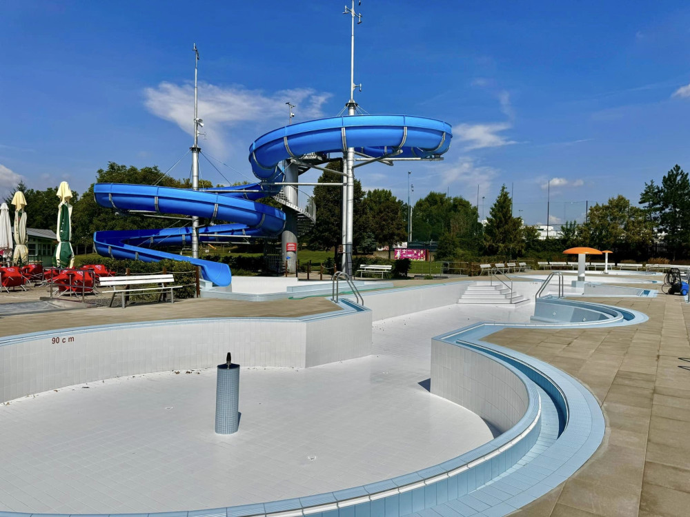 Lidé v Hustopečích si nové koupaliště užijí až na konci prázdnin. Rekonstrukce se protáhla