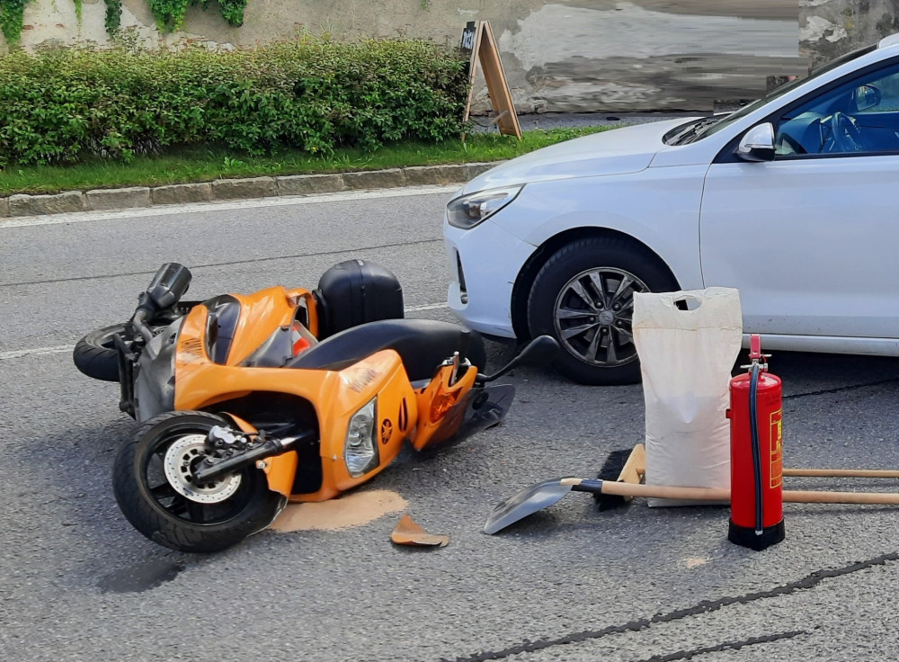 Pětašedesátiletý motocyklista nedostal v Telči přednost od řidiče auta, skončil v nemocnici. Foto: se souhlasem Policie ČR