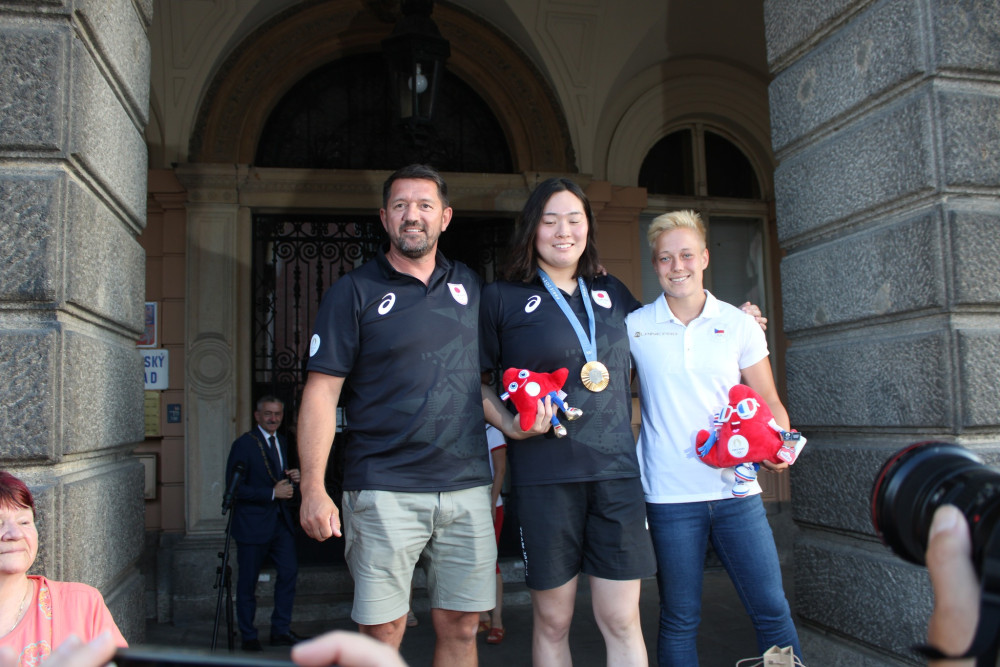 Zlatou olympijskou medaili přivezla obyvatelům Domažlic ukázat japonská oštěpařka Kitagučiová, která ve městě žije a trénuje