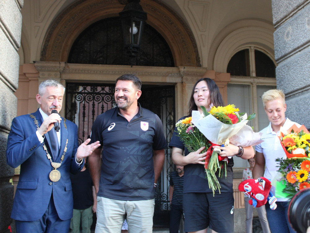 Zlatou olympijskou medaili přivezla obyvatelům Domažlic ukázat japonská oštěpařka Kitagučiová, která ve městě žije a trénuje