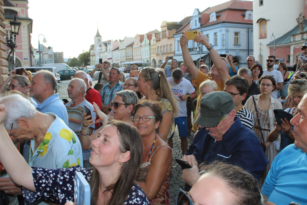 Zlatou olympijskou medaili přivezla obyvatelům Domažlic ukázat japonská oštěpařka Kitagučiová, která ve městě žije a trénuje