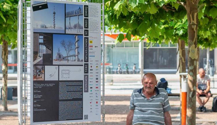 Výstava v Červeném Kostelci zachycuje největší architektonické skvosty v hradeckém kraji