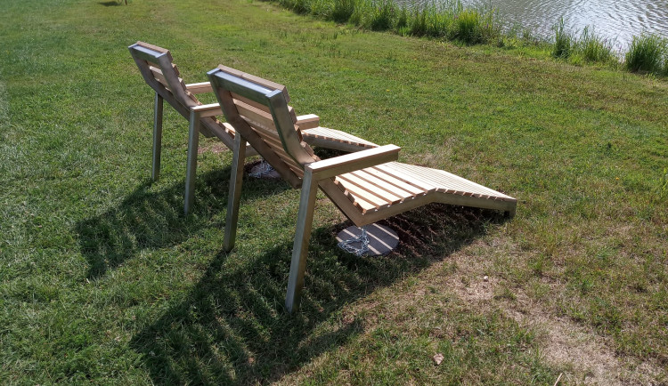 Město Lázně Bělohrad rozšířilo relaxační možnosti. Kolem Pardoubka jsou nová lehátka