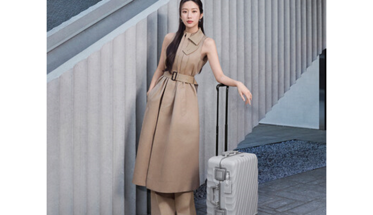  SPOLEČNOST TUMI PŘEDSTAVILA KOLEKCE VOYAGEUR LEATHER A 19 DEGREE FRAME PRO PODZIMNÍ SEZÓNU 2024 PROSTŘEDNICTVÍM KAMPANĚ S GLOBÁLNÍ REPREZENTANTKOU TÉTO ZNAČKY MUN KA YOUNGOVOU V HLAVNÍ ROLI