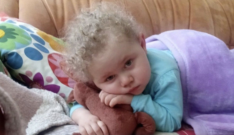 Šarlotka nemluví a nerozumí. Lidé se jí skládají na auto, aby lépe zvládala cesty k lékařům.