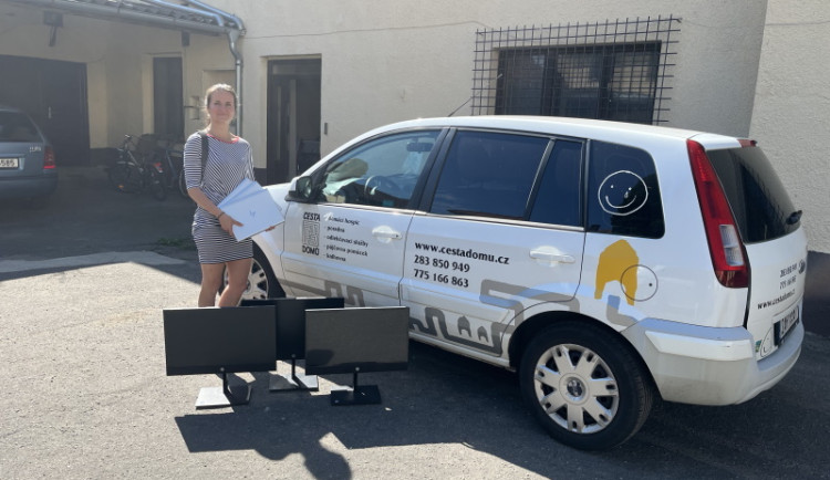 Během půl roku darovala MONETA na dobročinné účely nábytek a notebooky za téměř milion korun