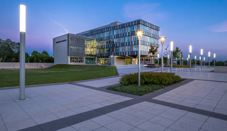 Farmaceutická fakulta v Hradci Králové připravila vzdělávací kurzy pro seniory