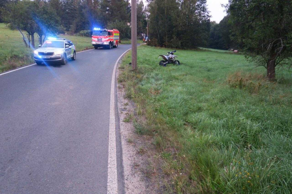 Teprve šestnáctiletý motocyklista jel moc rychle a havaroval. I se spolujezdcem skončili v nemocnici