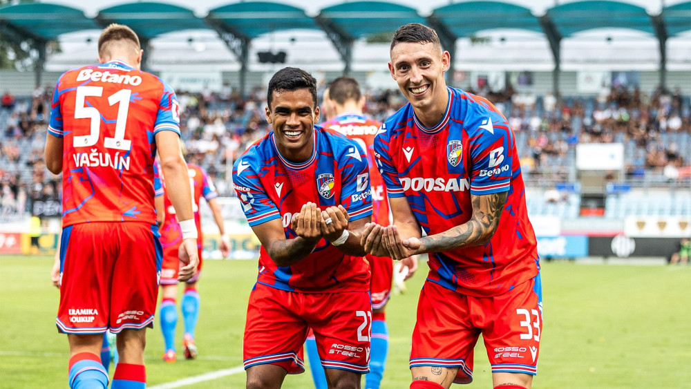 Fotbalisté Plzně vyhráli v Budějovicích 3:0 a nadále ztrácejí dva body na Spartu